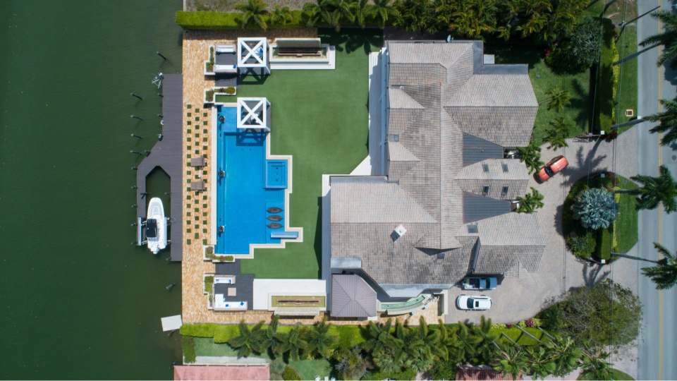 vista panorámica de la casa con piscina cerca del cuerpo de agua