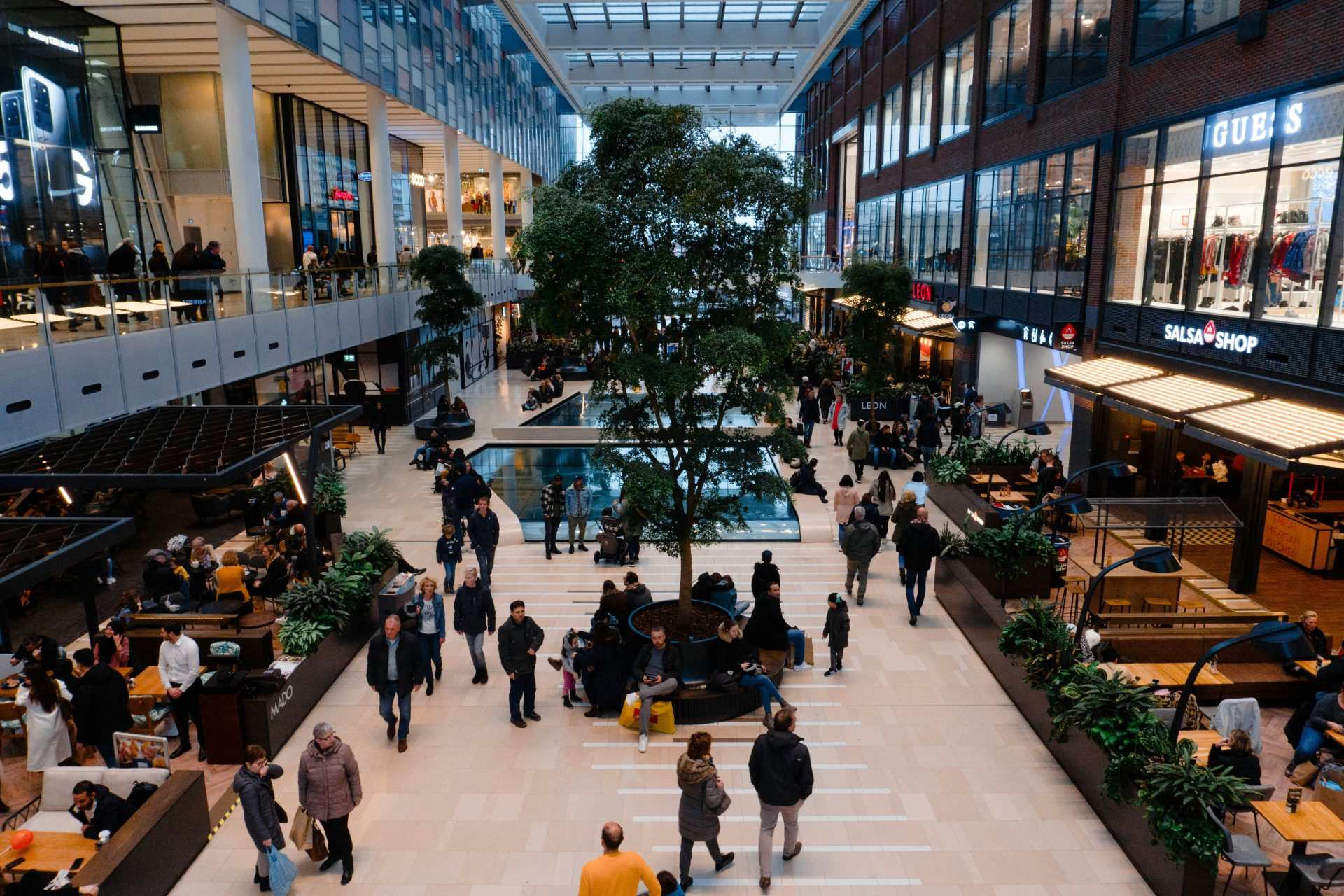 Centro comercial con gente activa