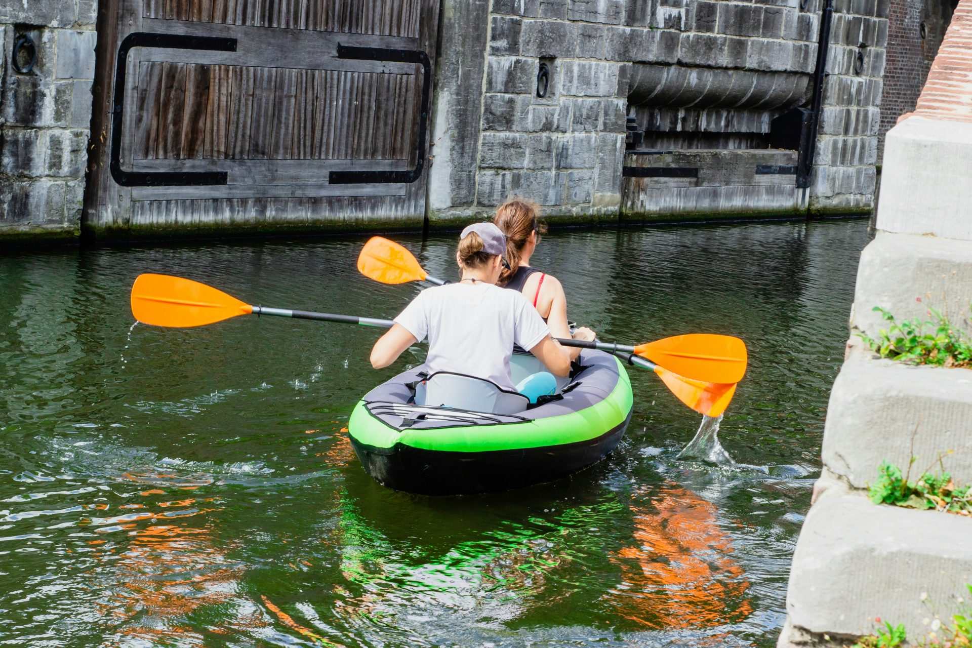 Pareja en kayak sobre agua