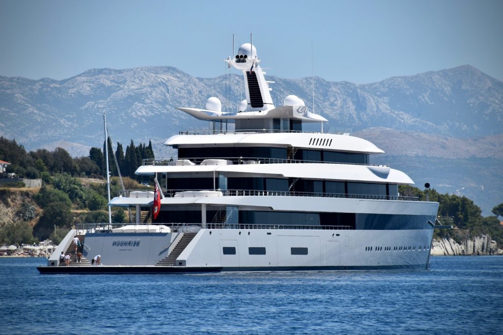 crucero blanco en el mar durante el día